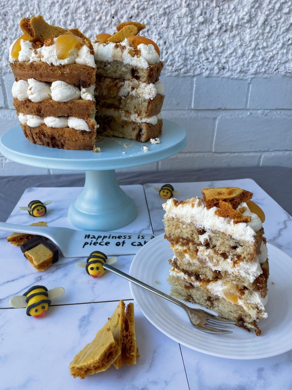 Honeycomb Cake with Apricot and Mascarpone Cream - TheUniCook