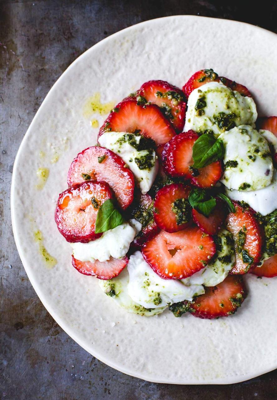 How to make Salad with strawberries and mozzarella